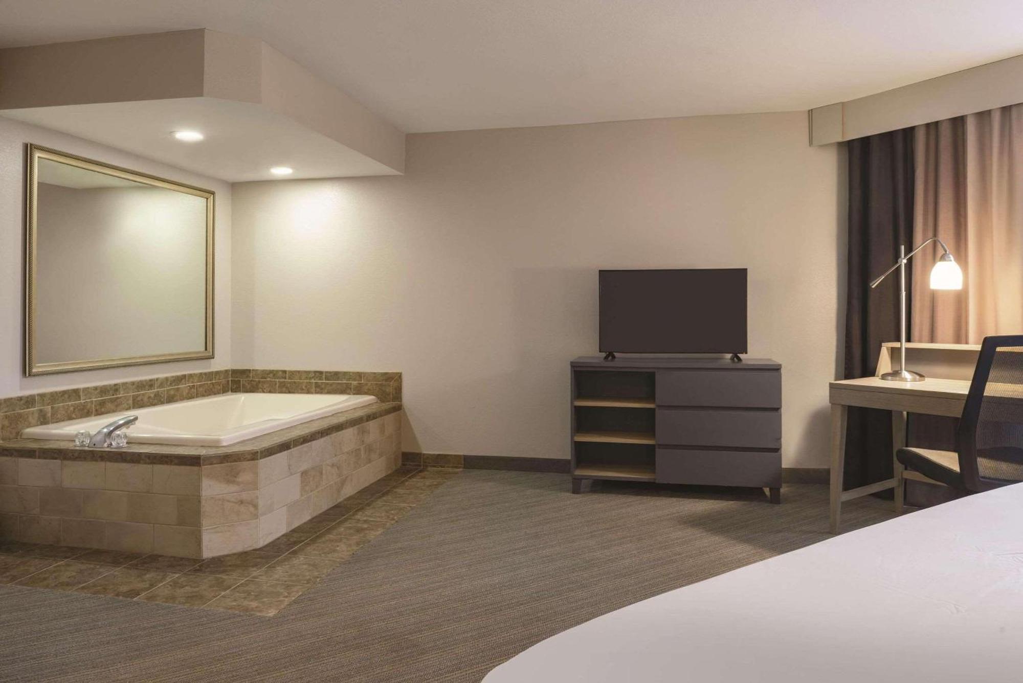 Country Inn & Suites By Radisson, Germantown, Wi Extérieur photo